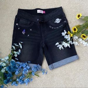 Super cute bermuda shorts! 🪐